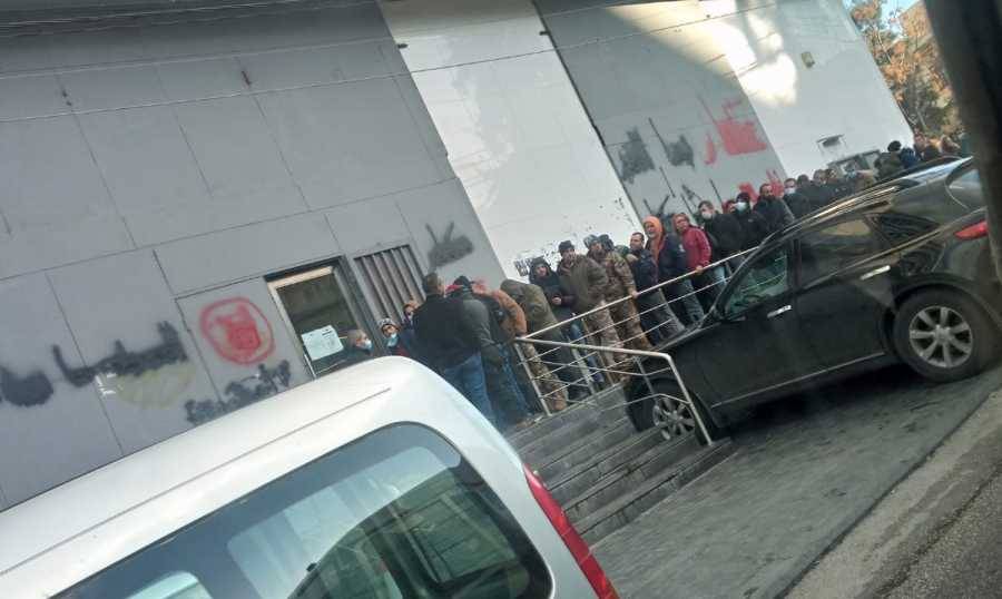 زحمة أمام المصارف لقبض الرواتب بالدولار
ومصرف لبنان مدد التعميم حتى نهاية كانون الثاني