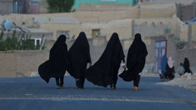 طالبان: لن يسمح للنساء بالسفر إلّا بهذا الشرط