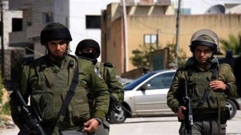 قوات الإحتلال تعتقل مراهقا فلسطينيا بزعم محاولة تنفيذ عملية طعن