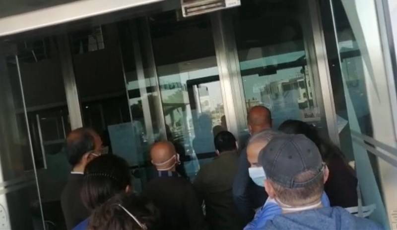 بالفيديو- فوضى وإشكال في أحد المصارف والسبب...