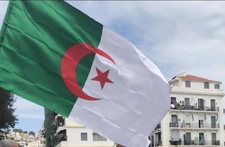 معارض جزائري يواجه السجن لثلاث سنوات بتهمة إهانة الرئيس