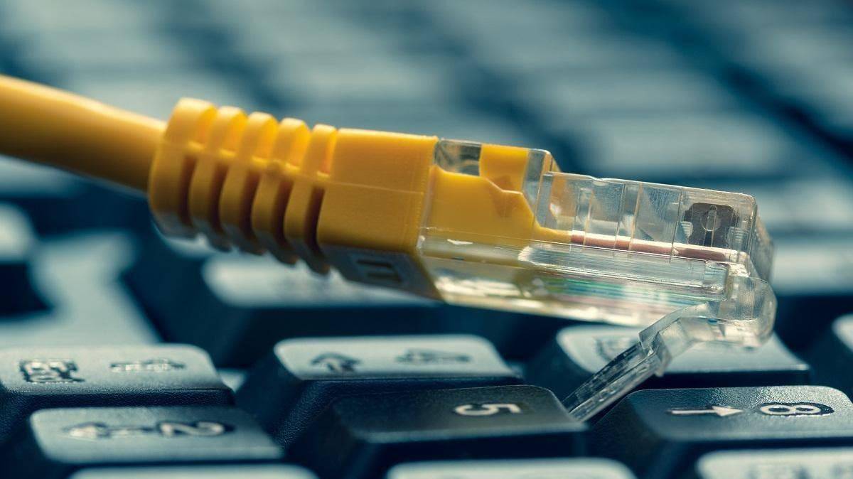 لبنان مهدد بإنقطاع خدمة الإنترنت.. هل ينعزل عن العالم؟