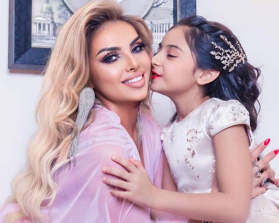صورة أيشا غلام مع إبنتها تصنع الحدث