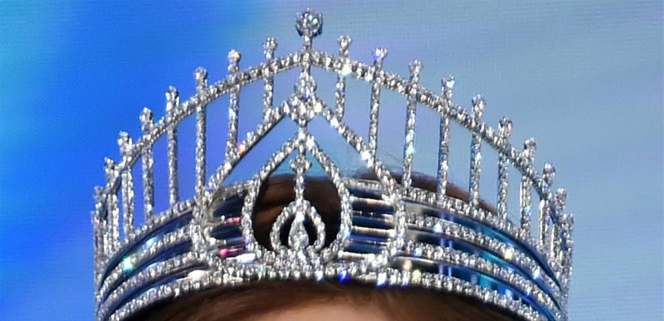 بالصور- ملكة جمال لبنان السابقة تحمل مسدسا وتُطلق النار!