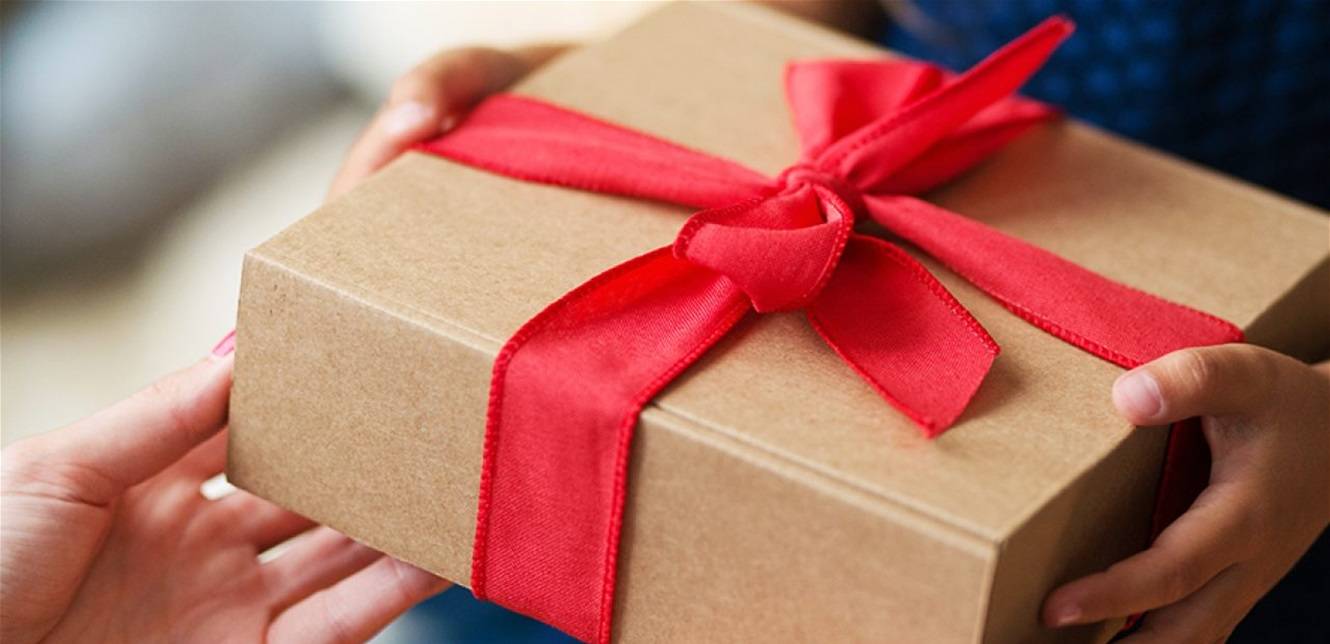 فوائد صحية مهمة  لمنح الهدايا.. ما هي؟