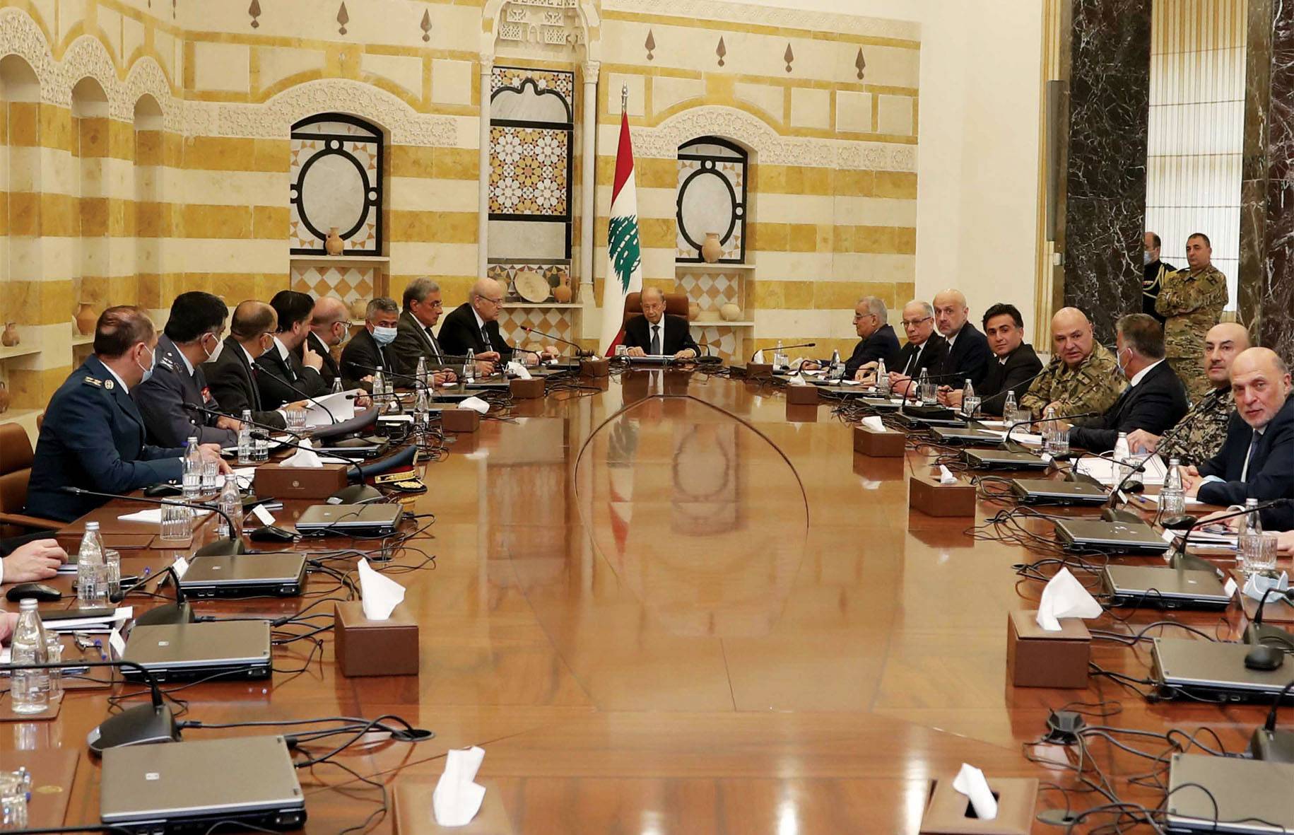غوتيريش يطرح اشرافاً اممياً على الانتخابات وواشنطن والرياض: لتشليح حزب الله الأكثرية
هل يمتنع عون عن التوقيع على فتح دورة استثنائية لمجلس النواب؟...المنازلة مع بري مفتوحة
بعبدا تعوض اجازة الحكومة الطويلة بـ «الدفاع الأعلى» والفلتان الأمني يتمدد