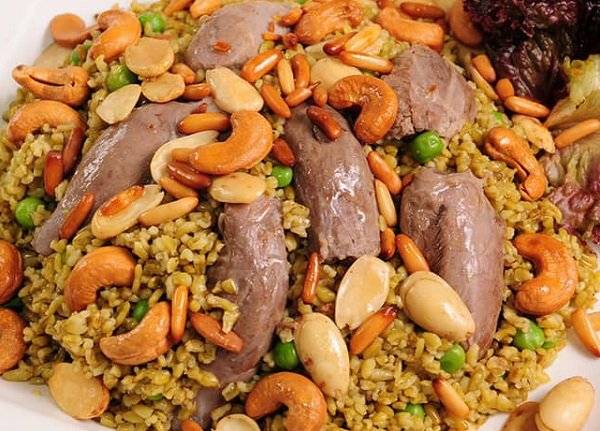 طبق الفريكة بالموزات والمكسرات الشهي