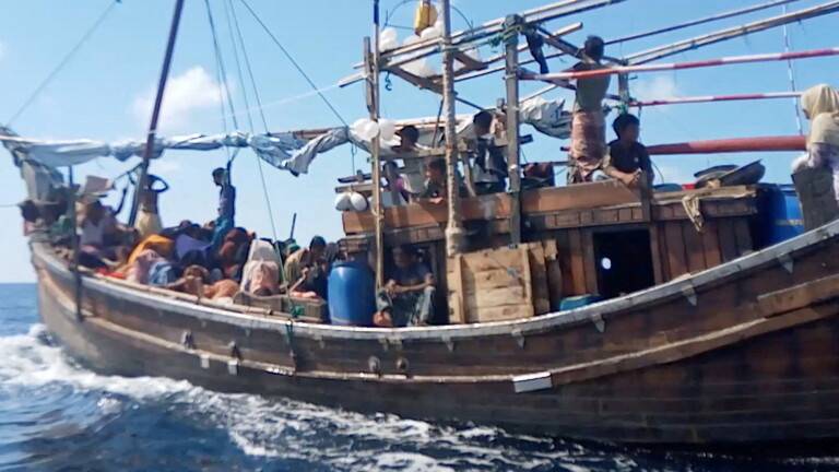 إندونيسيا ترفض استقبال قارب يقل 120 لاجئا من الروهينغا