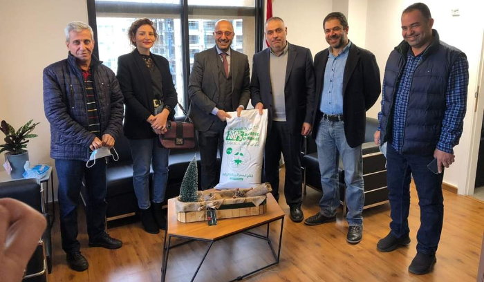أول كيس كومبوست هدية من بلدية الغبيري الى وزير البيئة