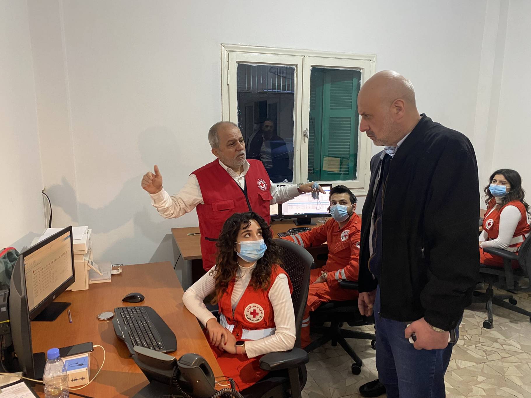 مولوي زار مركز عمليات الصليب الاحمر في الحازمية معايدا المتطوعين