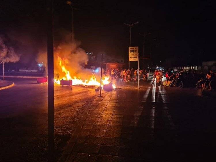 قطع الكورنيش البحري في صور احتجاجا على تردي الأوضاع المعيشية