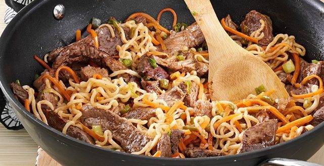 طريقة عمل النودلز مع شرائح ستيك اللحم