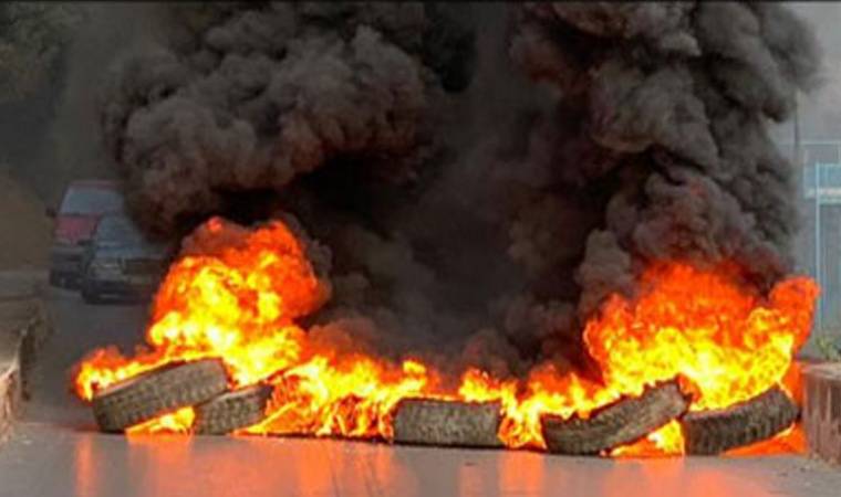 محتجون قطعوا الطريق عند المدخل الجنوبي في صور