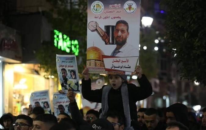 "الخارجيّة" الفلسطينيّة تطالب بالضغط للإفراج عن الأسير أبو هواش
مكتب إعلام الأسرى: وضعه الصحي خطر جداً... ومسيرات تطالب بإنهاء معاناته