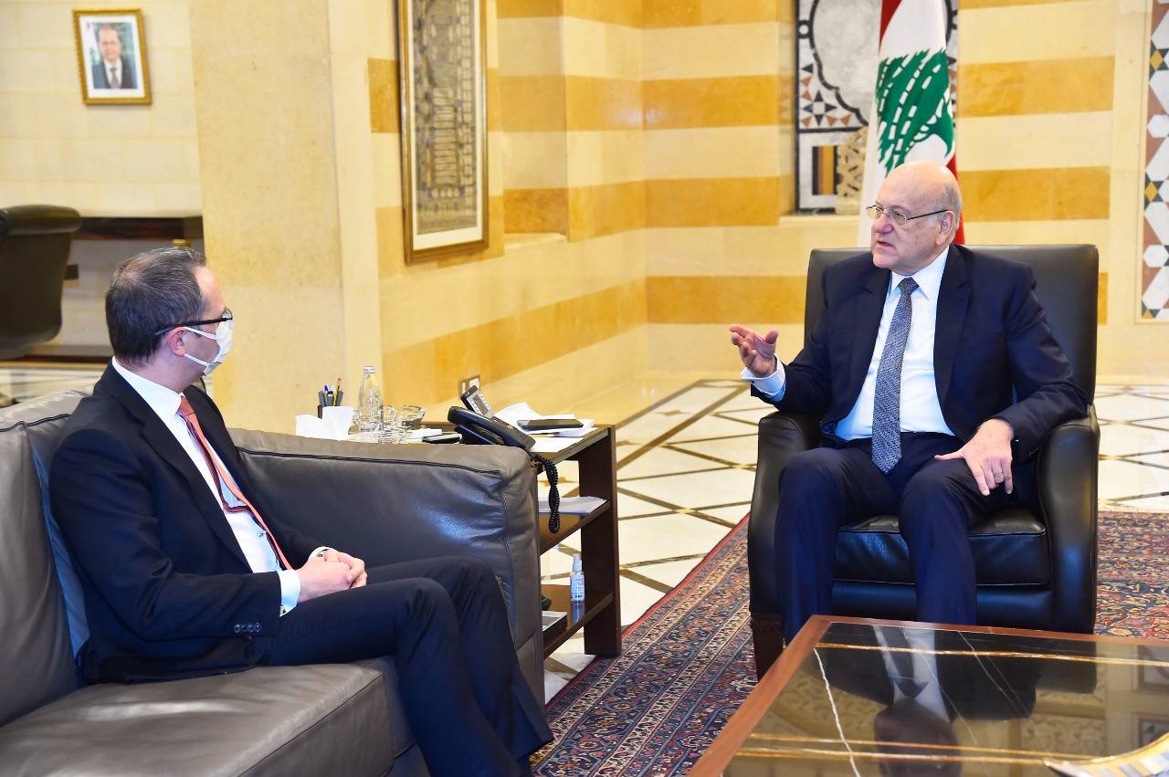 السفير التركي ورئيس مجلس إدارة طيران الشرق الأوسط في السراي الحكومي