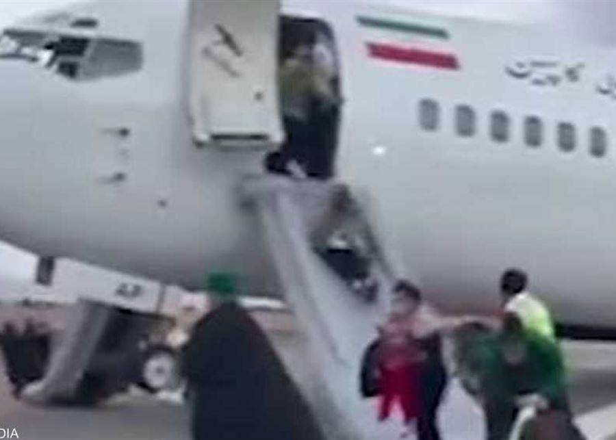 بالفيديو- وسط هلع وفزع...  طائرة إيرانية تهبط في الشارع