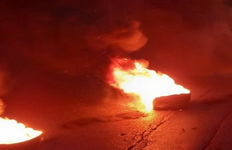محتجون قطعوا طريق بسكنتا - وادي الجماجم بالإطارات المشتعلة