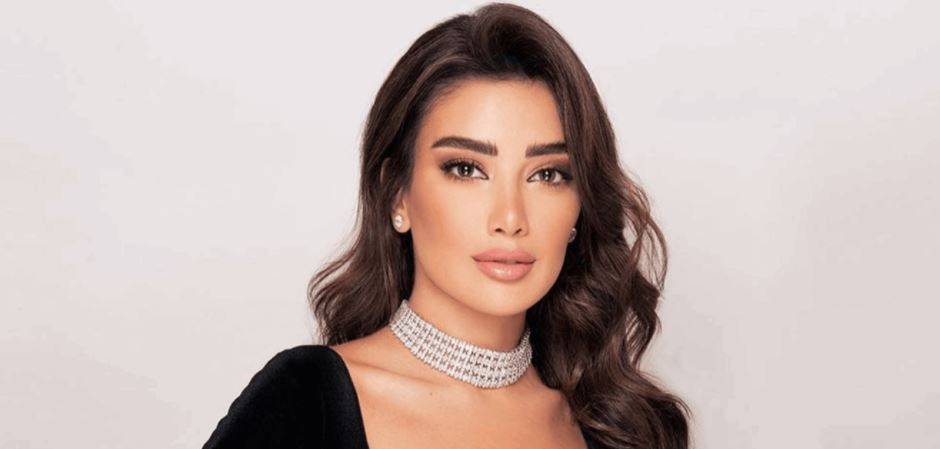 بالصورة- والدة جيسيكا عازار تسرق الأضواء منها..فكيف بدت؟
