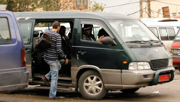 مطاردة بالسكاكين بين سيارة و"فان" في هذه المنطقة
