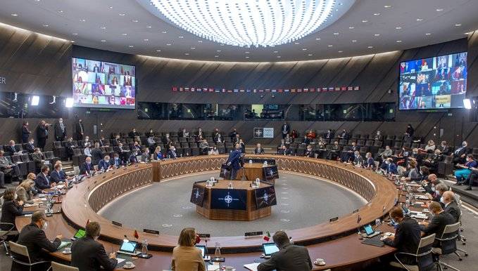 الناتو يشدّد على أهمية الحوار مع روسيا
