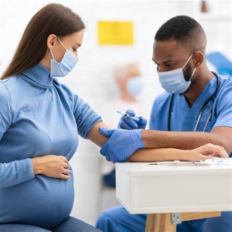 لقاح كورونا أثناء الحمل.. دراسة تحسم جدل مشكلات الولادة