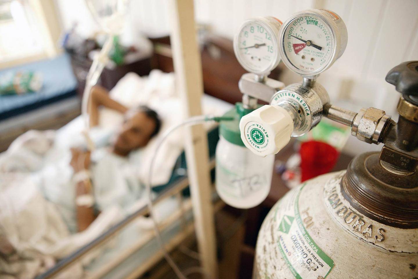 "المفاضلة" بين مرضى كورونا...  أجهزة الأوكسيجين للشبان بدل المسنين!