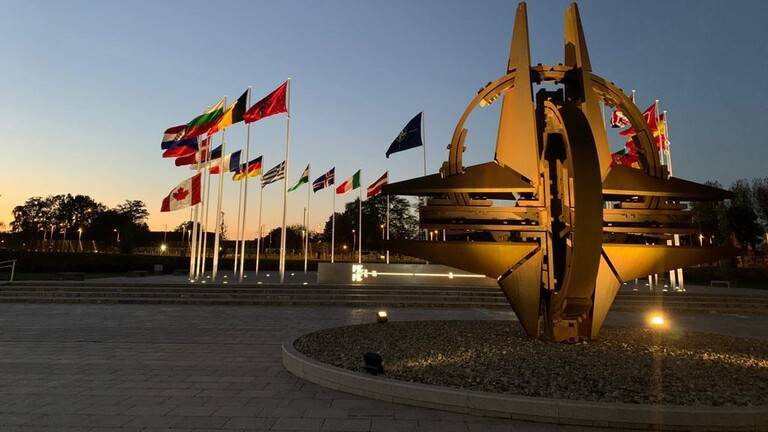 استباقاً للمفاوضات المباشرة مع موسكو... «الأطلسي» يعلن اتحاده ضد أي عدوان روسي على أوكرانيا