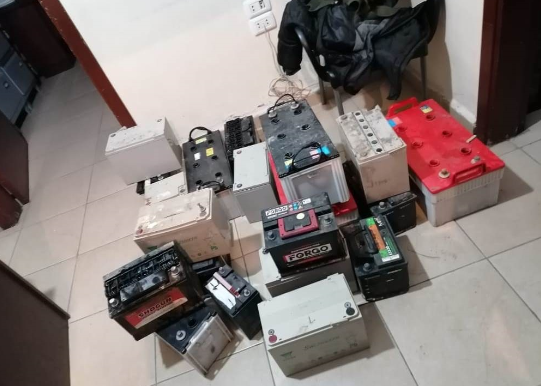 القبض على 3 أشخاص سرقوا
من أحد المنازل 21 بطاريّة عائدة لسيارات