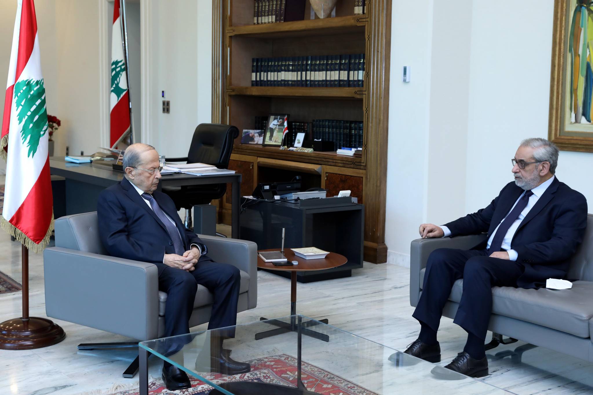 الإعتذارات المتتالية فشّلت رغبة عون بجمع كلّ القوى... وقد يُقرّر اليوم عقد المؤتمر "بمَن حضّر"!!!
المعترضون تقاعسوا عن تحمّل مسؤولية "إنقاذ البلاد... والصندوق يُعطي المسؤولين المزيد من الوقت