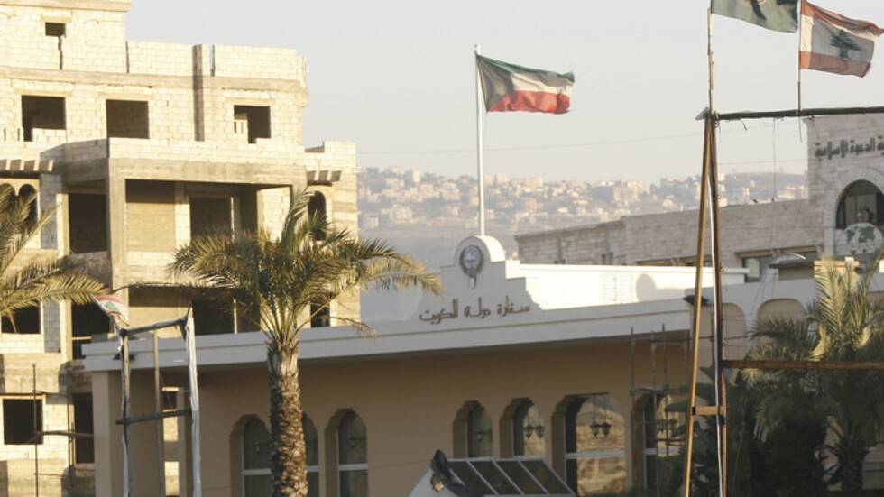 بالصور - قطع طريق السفارة الكويتية إحتجاجاً على تردي الاوضاع