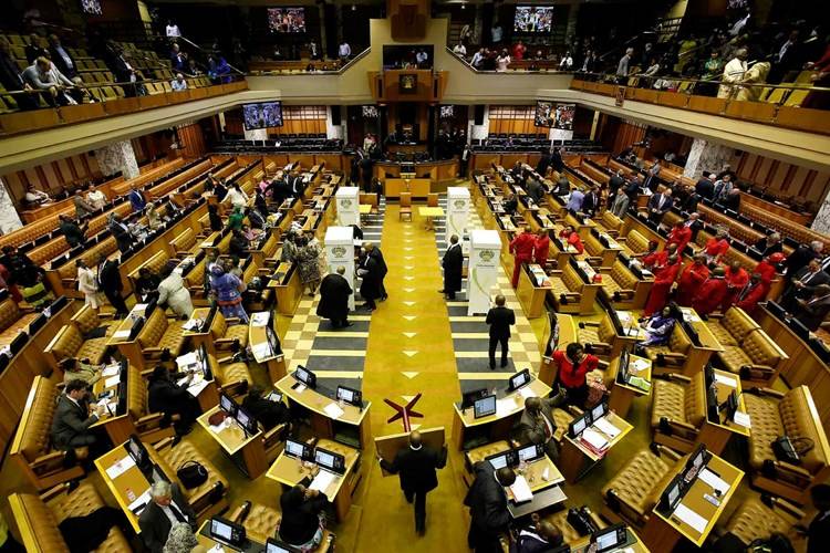 توجيه تهمة الإرهاب للمتهم بحريق البرلمان في جنوب أفريقيا