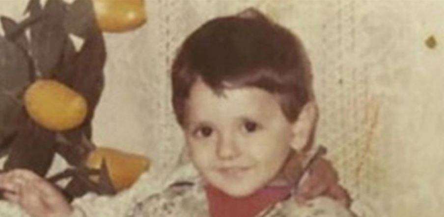 خمنوا من هذا الطفل الذي أصبح ممثلًا شهيرًا