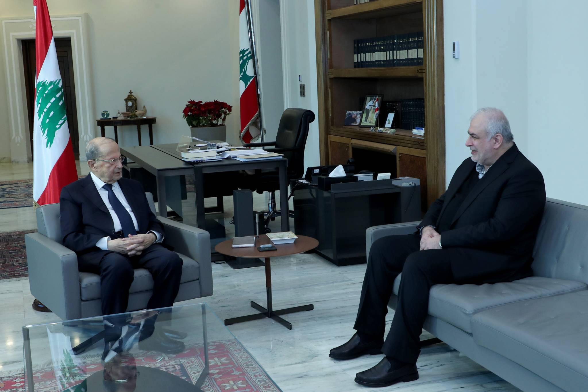 عون يُعلن اليوم انعقاد طاولة الحوار «بمَن حَضَر» أم يُرجئ الخطوة؟!
الهدف من جمع القوى ليس تعويم العهد إنّما التمهيد لانعقاد مجلس الوزراء ووضع حدّ للفتنة