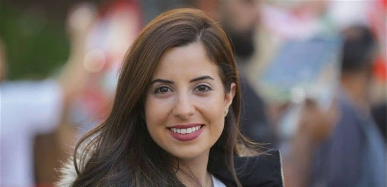 إعلامية تنشر صورة لخطيبها..وتُعلّق: "يا ريت بيطلع فيي متل ما بيطلع بالمناقيش"
