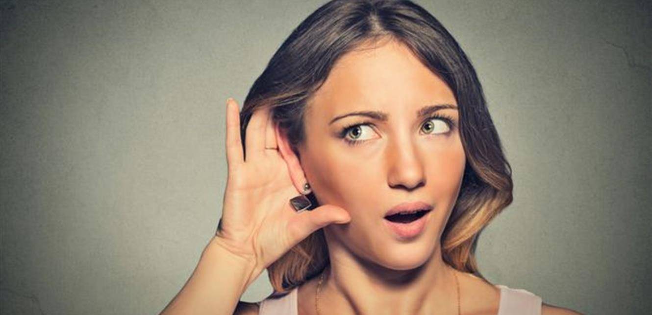 مواليد هذه الأبراج هم الأكثر حشرية.. هل أنت من بينهم؟