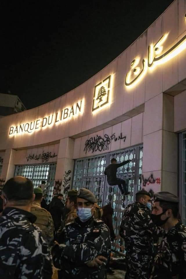 بالصور والفيديو- المشهد الكامل للإعتصامات وأعمال الشغب أمام مصرف لبنان