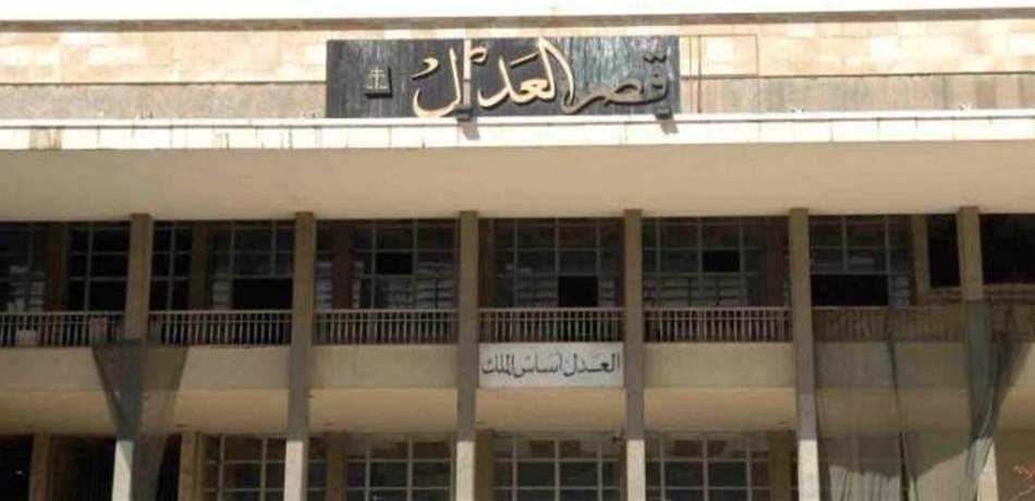 بالصورة- قطع الطريق أمام قصر العدل في بيروت بالإطارات المشتعلة