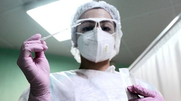 عالم فيروسات يحدد أعراض "أوميكرون" المميزة ويتكهن بموعد اندثار الوباء
