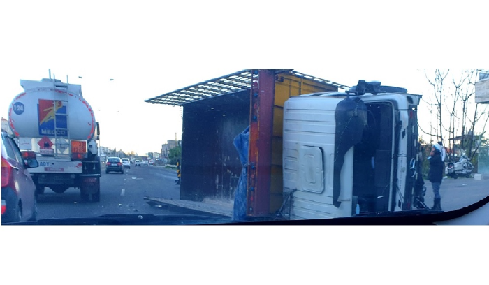 إنقلاب شاحنة  على جسر البوار