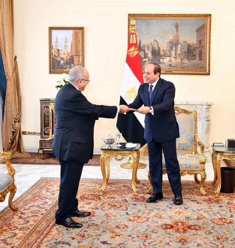 السيسي ولعمامرة يؤكدان الدعم العربي لسعيد