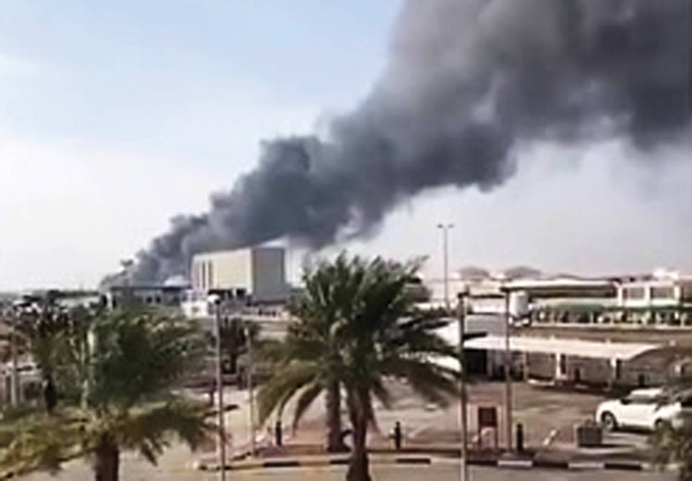 قتلى وجرحى بانفجارات في صهاريج وحريق بمطار أبو ظبي والحوثيون يؤكدون شن عملية عسكرية في العمق الإماراتي
