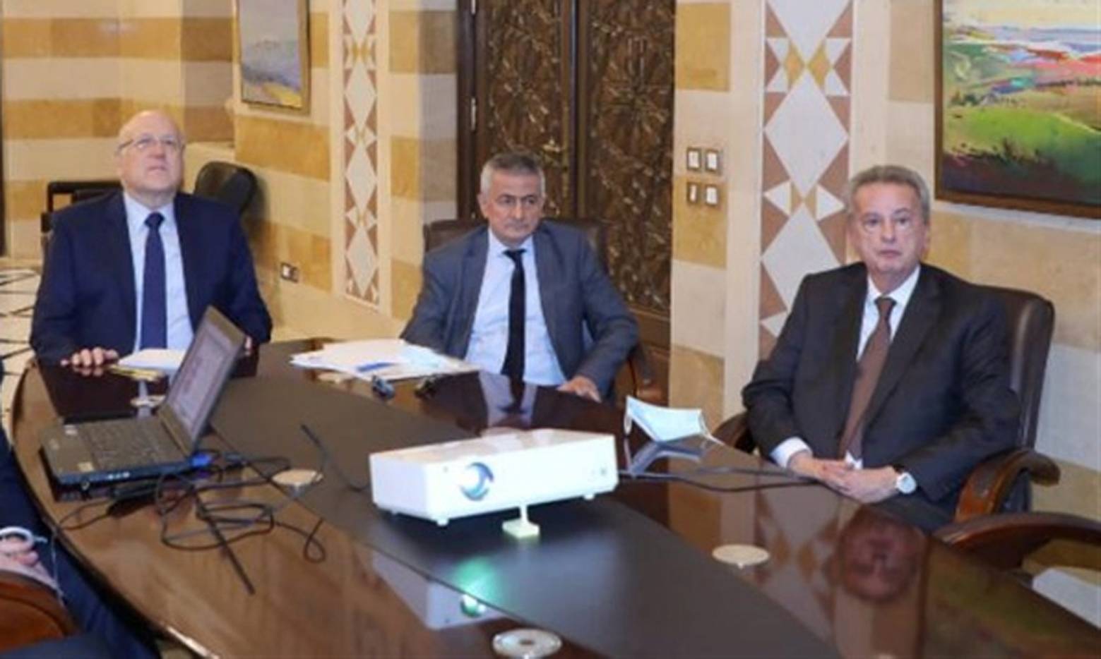 الى اين يذهب لبنان في المرحلة القادمة بعد هبوط الدولار تسعة الاف ليرة وعودة امل وحزب الله للعمل داخل الحكومة؟
ورشة حكومية تبدأ الاسبوع القادم والموازنة قد تنتهي يوم الجمعة والمفاوضات مع صندوق النقد تبدأ الاثنين