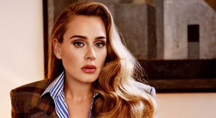 بالفيديو- أديل تبكي بحرقة وتوجه رسالة اعتذار