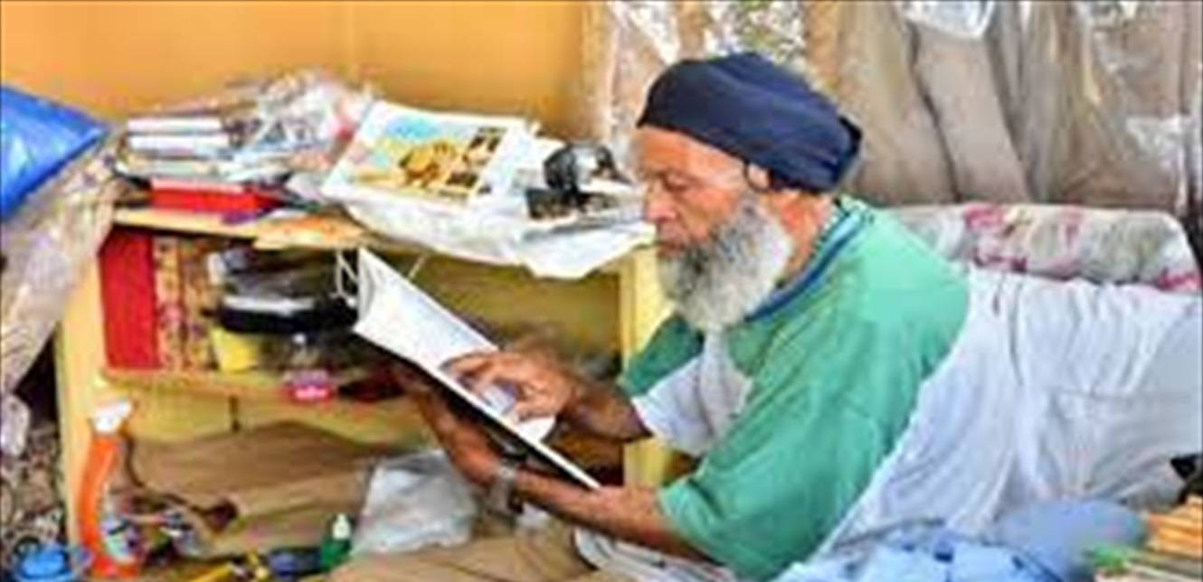 احراق مكتبة "المتشرد" المغربي تحت جسر "الفيات"