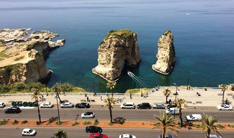 هدم درج كلية في الروشة يعرّض طلاباً للخطر!