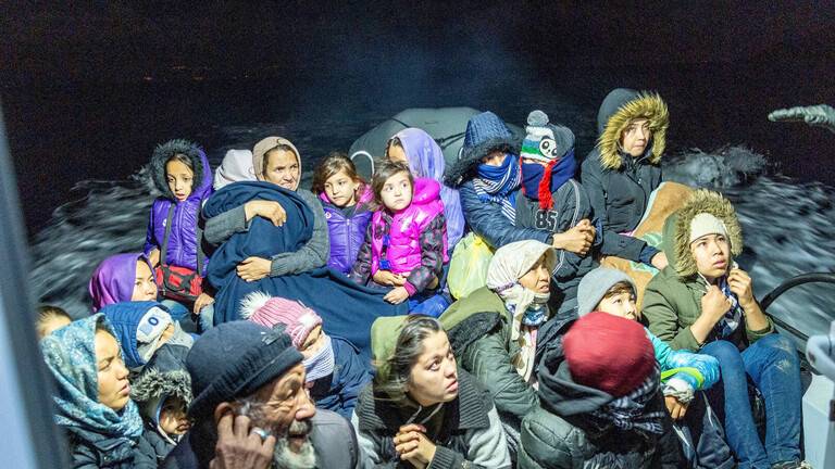 إنقاذ 36 مهاجرا قبالة سواحل باليكسير