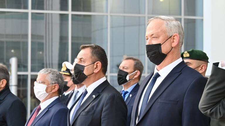 غانتس يعرض مع نظيره اليوناني التعاون الدفاعي المشترك
