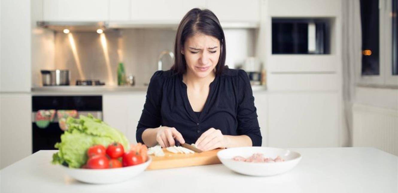 ما هو سرّ ذرف دموع عند تقطيع البصل؟ هذه الحلول