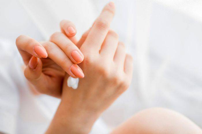 احذر ترطيب اليدين باستمرار