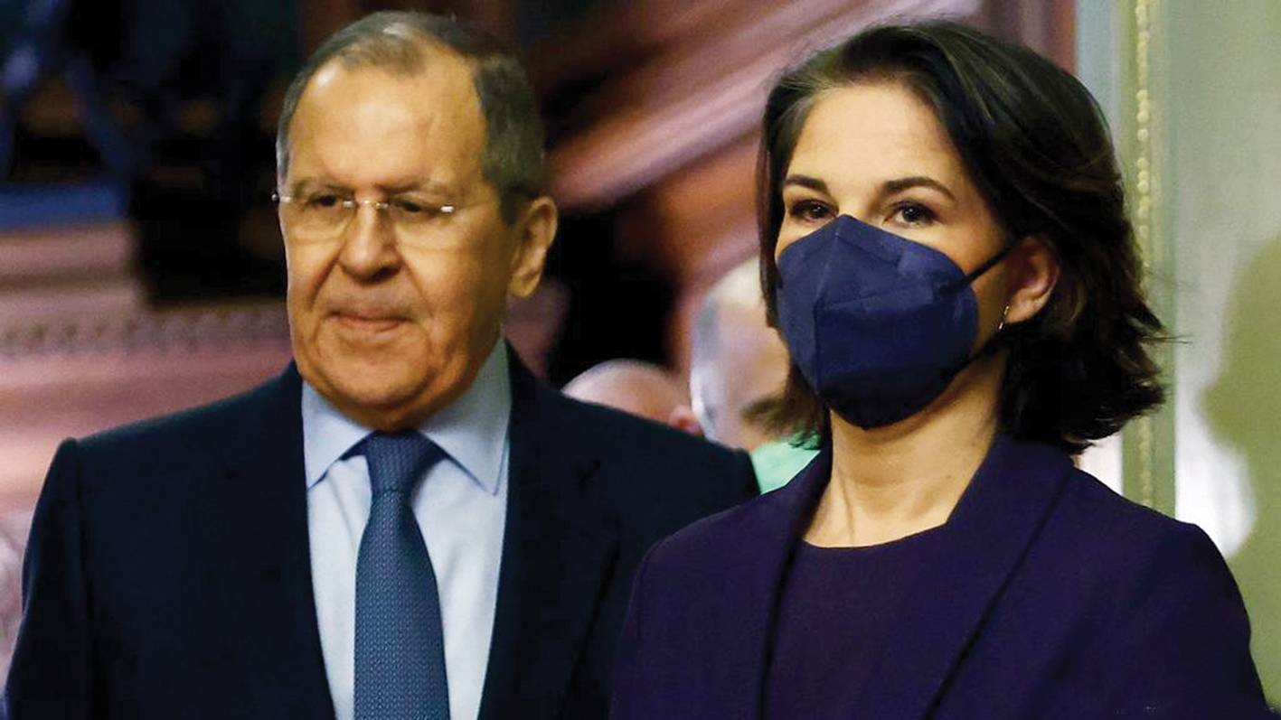 المساعي الديبلوماسية مستمرة على خط موسكو – كييف
ألمانيا تسعى لطمأنة روسيا وبريطانيا تعد بتسليح أوكرانيا